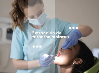 Dentista extrayendo los terceros molares
                           de una paciente.